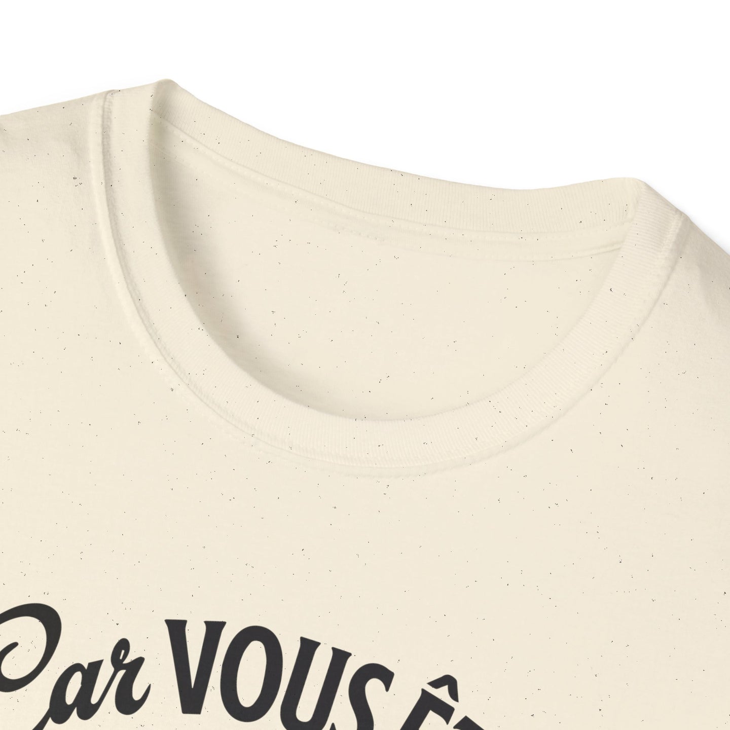 T-shirt beige chiné à col rond avec une inscription noire partielle.