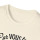 T-shirt beige chiné à col rond avec une inscription noire partielle.