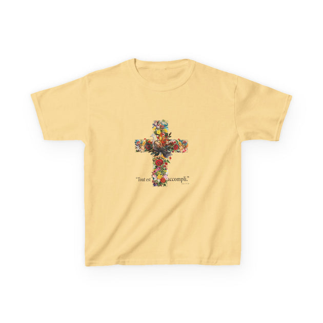 T-shirt jaune pour enfant orné d'une croix fleurie et de l'inscription Tout est accompli.