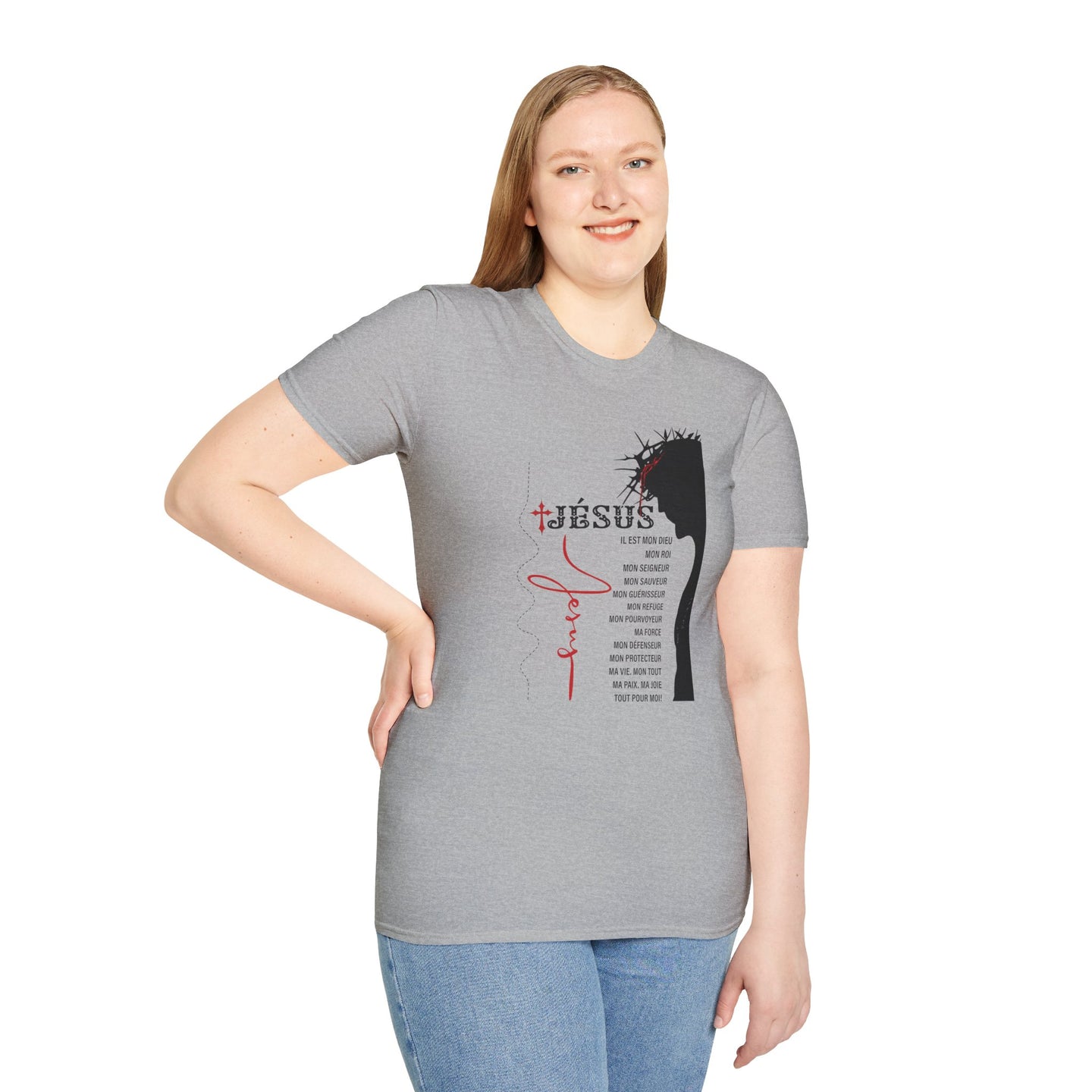 Une femme porte un t-shirt gris avec une illustration religieuse et le texte Jésus en français.