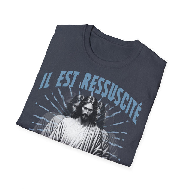 T-shirt gris foncé pour homme avec l'inscription Il est ressuscité et une illustration de Jésus.