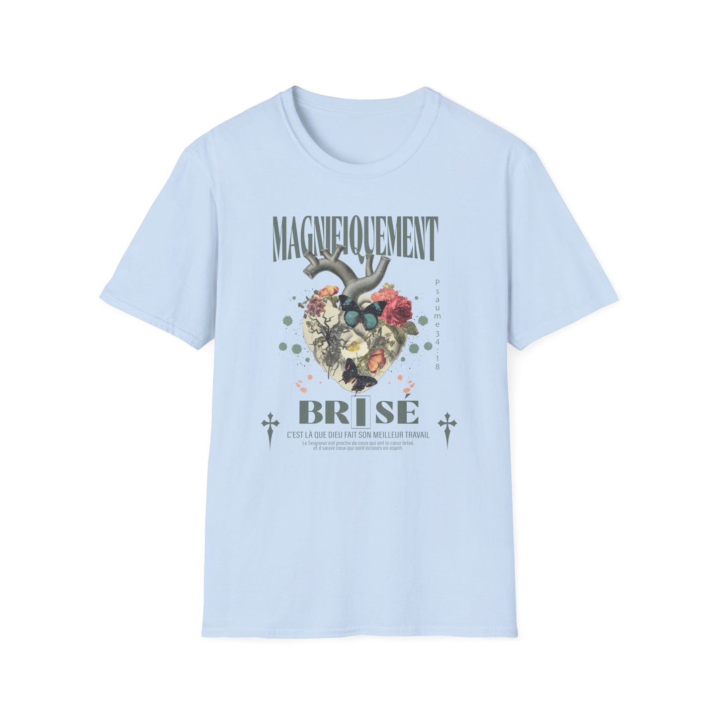 T-shirt bleu clair pour homme avec un motif central représentant un cœur floral et religieux.