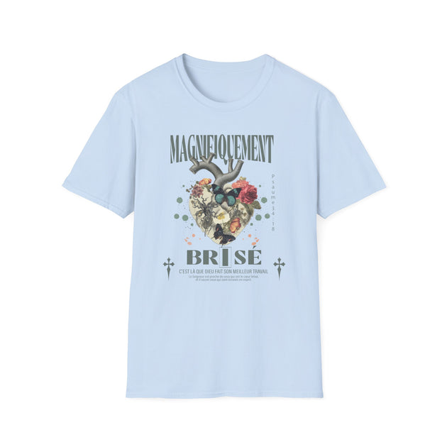 T-shirt bleu clair pour homme avec un motif central représentant un cœur floral et religieux.