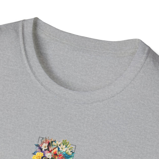 T-shirt gris pour femme avec un motif floral coloré imprimé sur la poitrine.