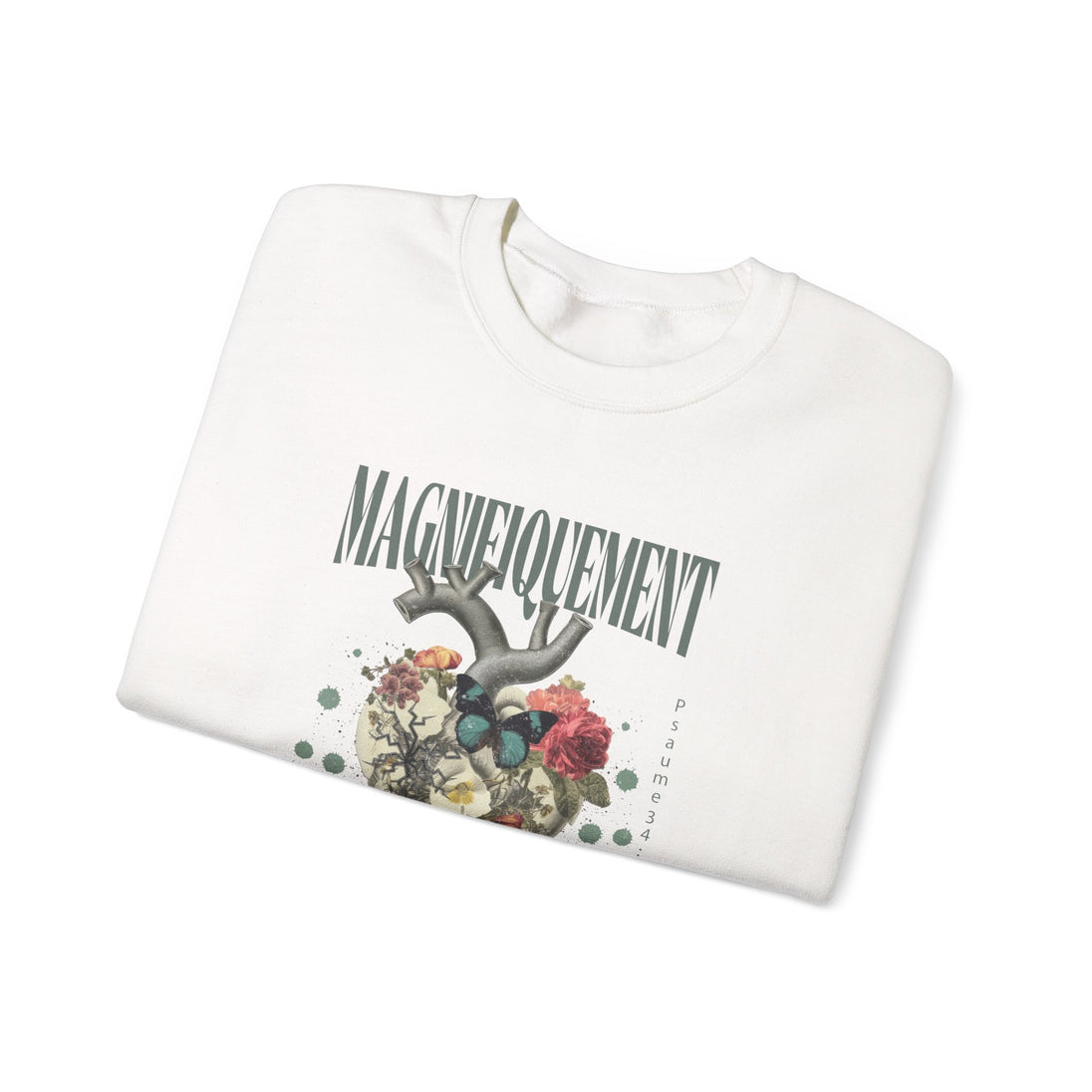 Sweat-shirt blanc plié avec une illustration de cœur floral, un papillon et le mot Magnifiquement.