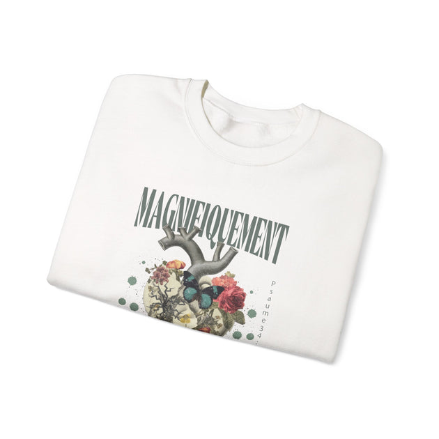 Sweat-shirt blanc plié avec une illustration de cœur floral, un papillon et le mot Magnifiquement.