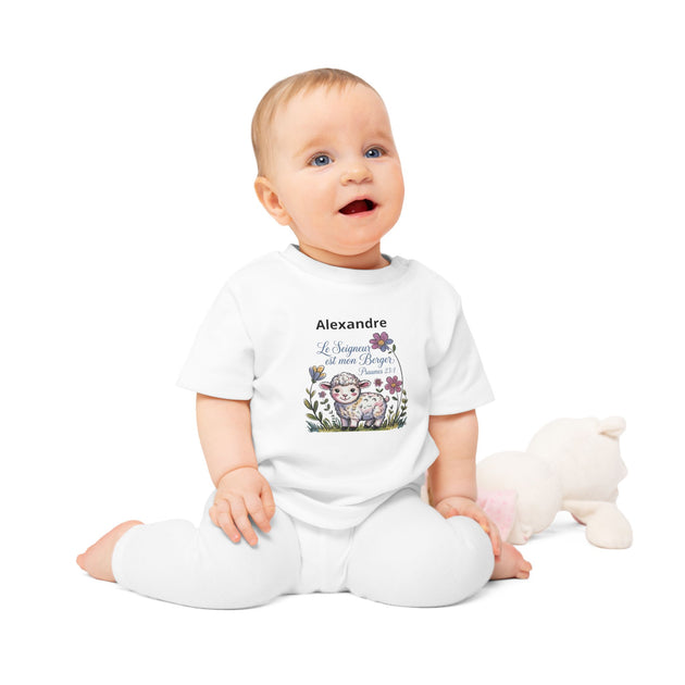 Bébé assis portant un t-shirt blanc personnalisé avec un agneau et le texte Le Seigneur est mon Berger.