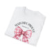 T-shirt blanc pour femme avec un nœud vichy rose et l'inscription Mais Dieu prouve Romains 5:8.
