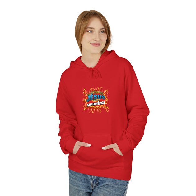 Une femme porte un sweat à capuche rouge avec l'inscription Jésus est mon superhéros.