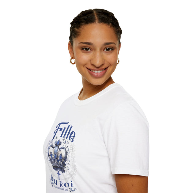 Une femme porte un t-shirt blanc avec une couronne bleue et l'inscription Fille du Roi.