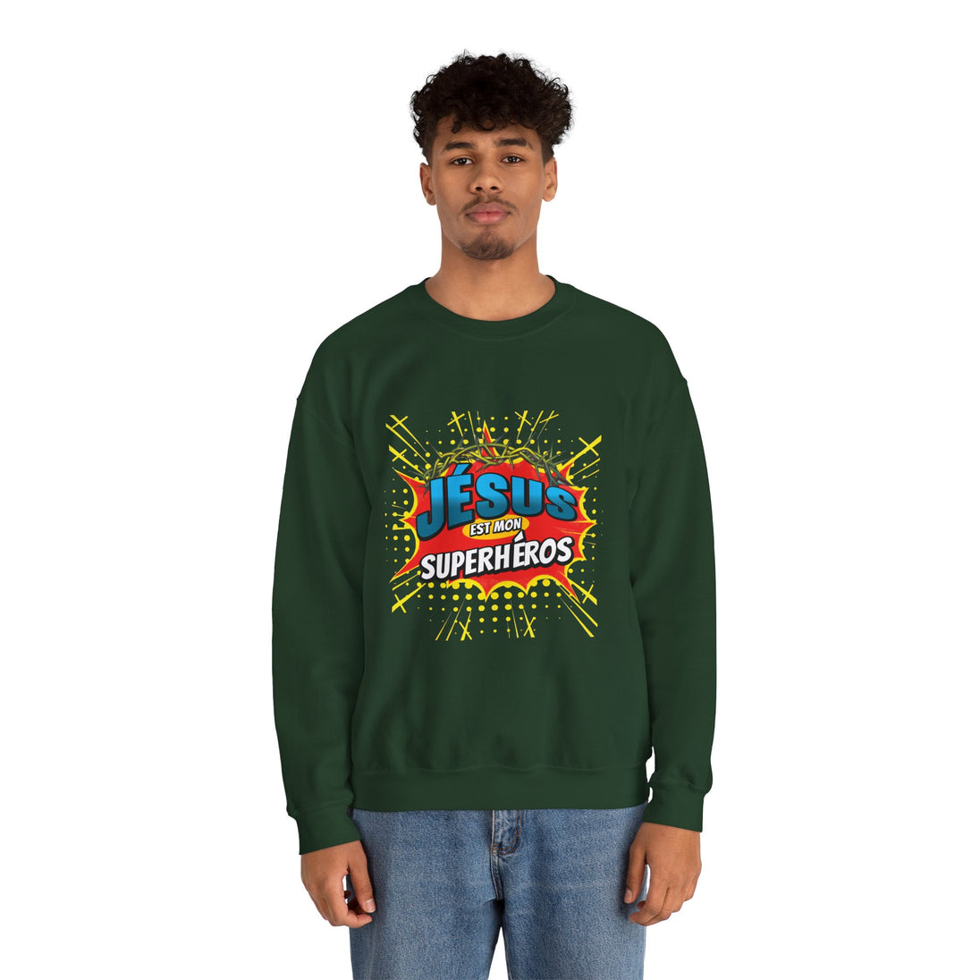 Un homme porte un sweatshirt vert foncé avec l'inscription Jésus est mon superhéros.