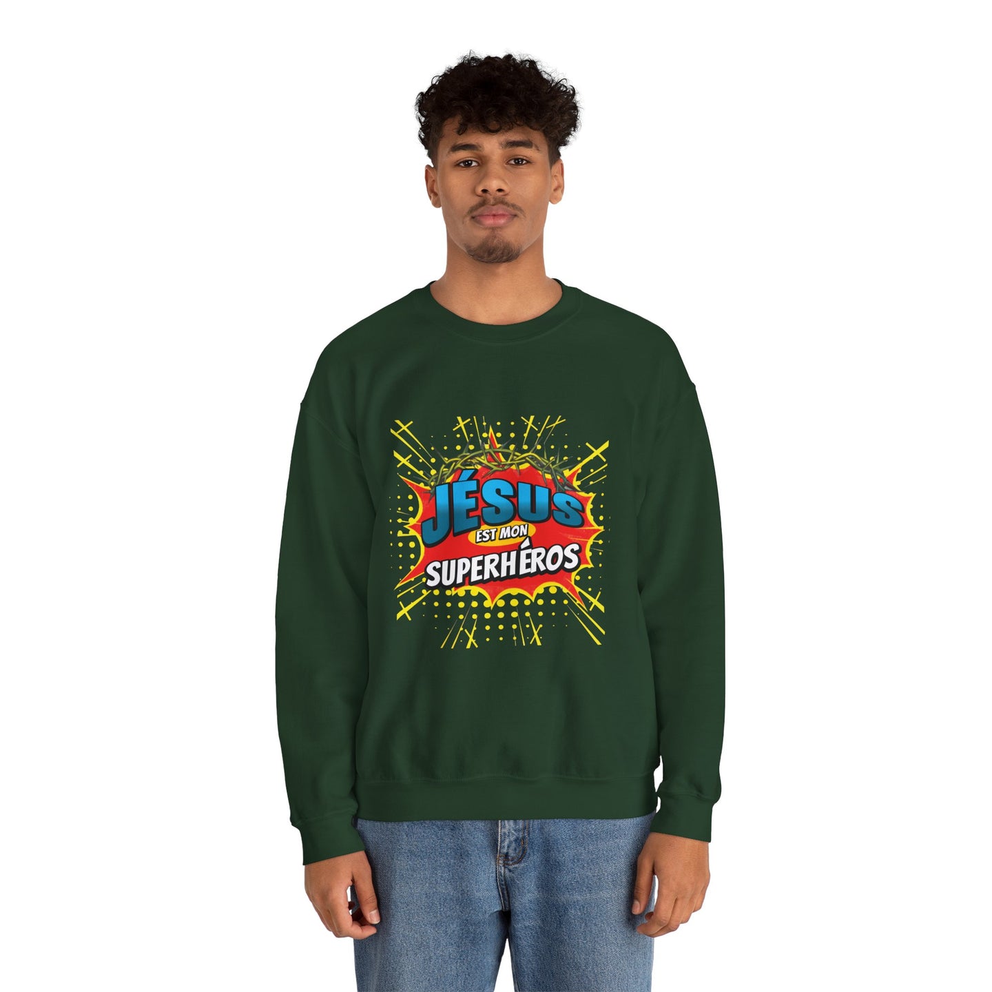 Un homme porte un sweatshirt vert foncé avec l'inscription Jésus est mon superhéros.