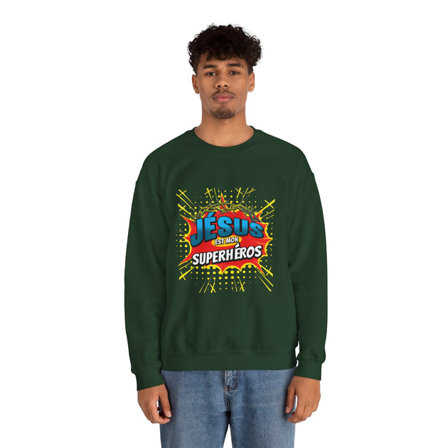 Un homme porte un sweatshirt vert foncé avec l'inscription Jésus est mon superhéros.