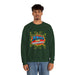 Un homme porte un sweatshirt vert foncé avec l'inscription Jésus est mon superhéros.