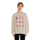 Une femme porte un sweat-shirt beige orné d'illustrations de fruits et de textes bibliques.