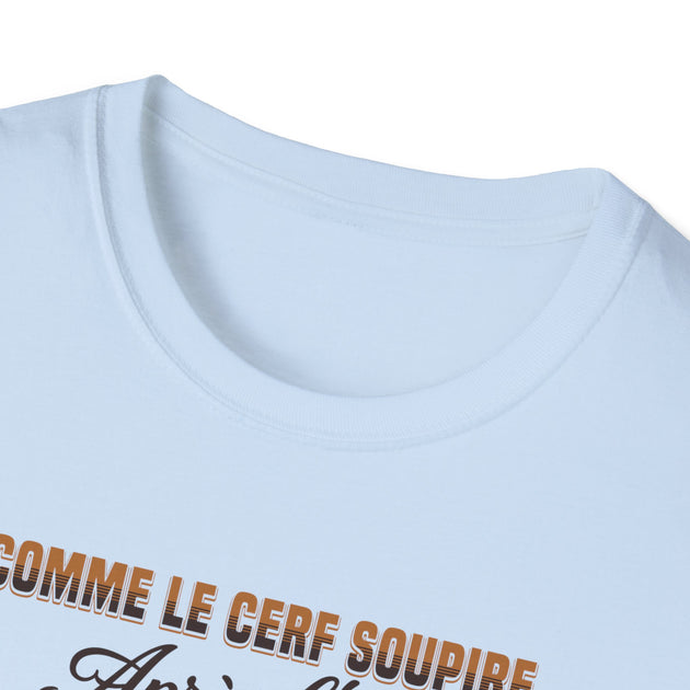T-shirt blanc en coton avec l'inscription Comme le cerf soupire imprimée sur la poitrine.