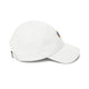 Casquette blanche en coton avec un écusson brodé coloré et une boucle de réglage en laiton.
