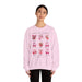 Une femme porte un sweat-shirt rose pâle orné d'illustrations de fruits et de textes bibliques.