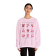 Une femme porte un sweat-shirt rose pâle orné d'illustrations de fruits et de textes bibliques.