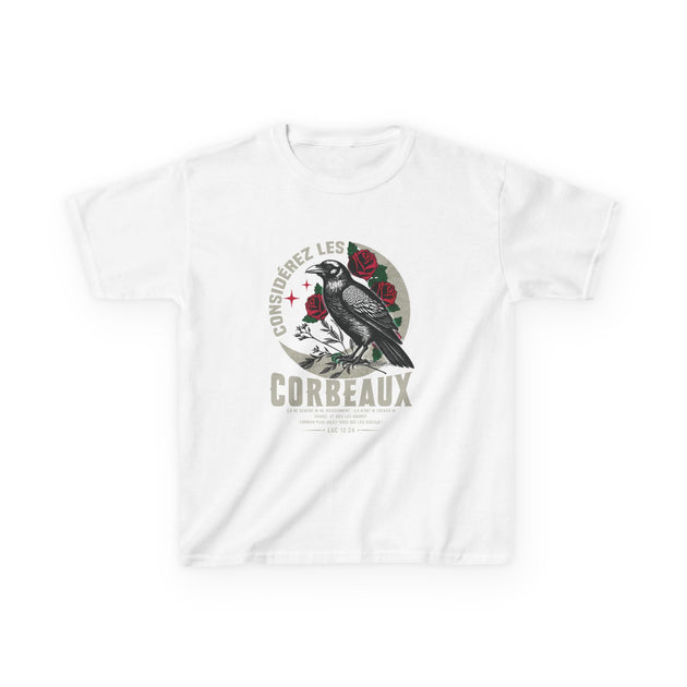 T-shirt blanc pour enfant avec une illustration de corbeau et de roses et le texte Luc 12:24.