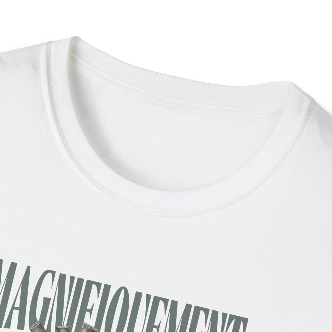 T-shirt blanc pour femme avec un col rond côtelé et une inscription imprimée en vert.