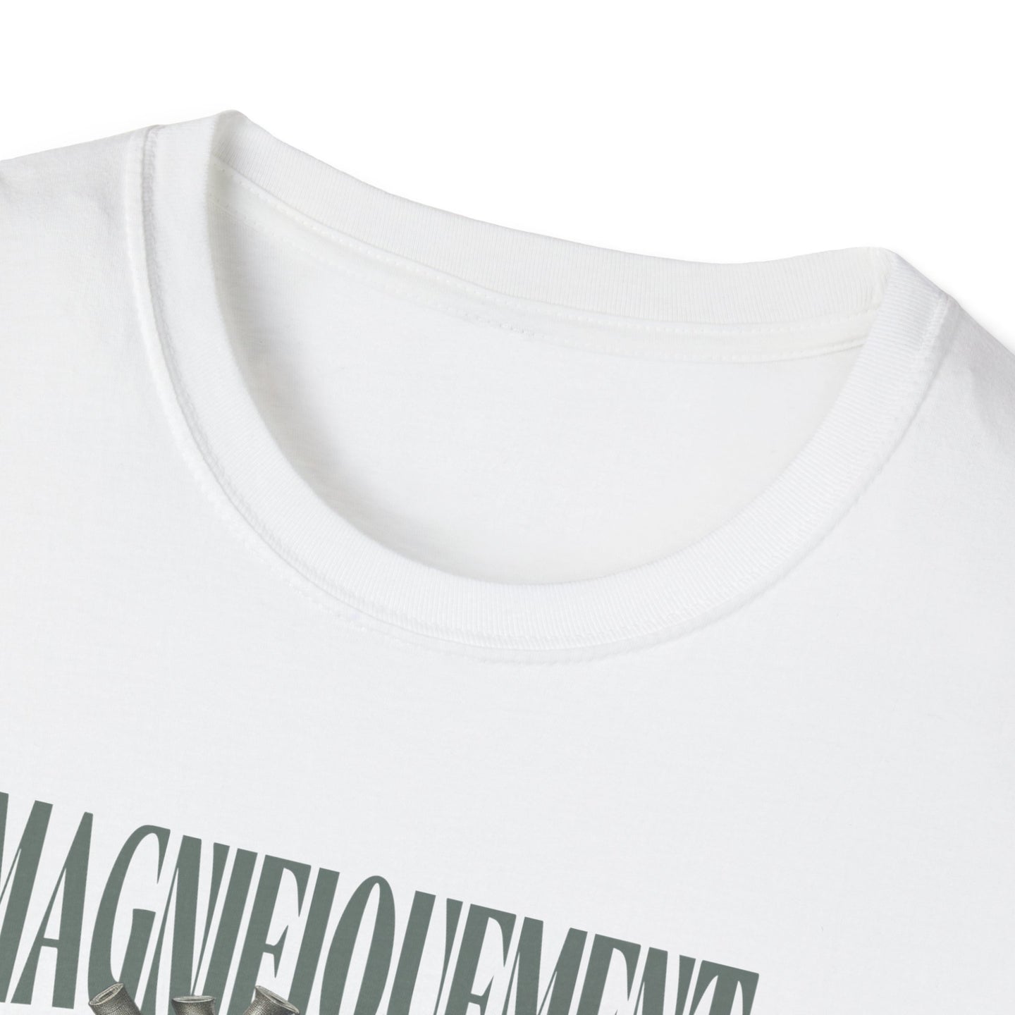 T-shirt blanc pour femme avec un col rond côtelé et une inscription imprimée en vert.
