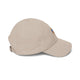 Casquette beige en coton avec un écusson brodé coloré et une boucle de réglage en laiton.