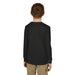 Un enfant porte un t-shirt noir à manches longues vu de dos.