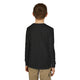 Un enfant porte un t-shirt noir à manches longues vu de dos.