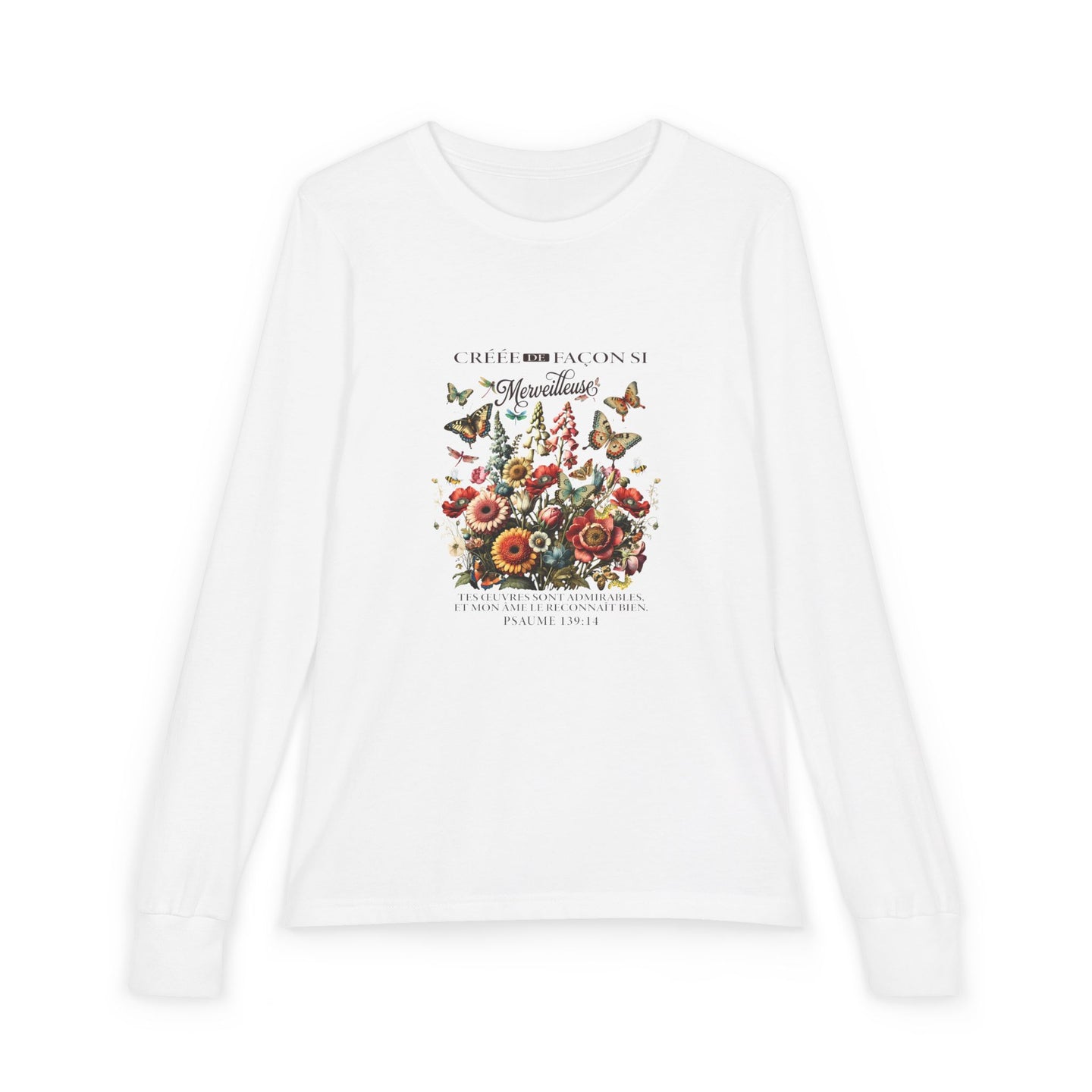 T-shirt blanc à manches longues pour enfant avec un motif floral et papillons imprimé au centre.
