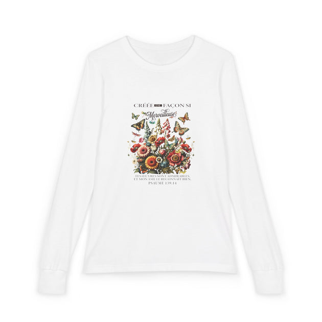 T-shirt blanc à manches longues pour enfant avec un motif floral et papillons imprimé au centre.