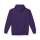 Vue arrière d'un sweat à capuche violet uni pour femme avec une coupe décontractée.