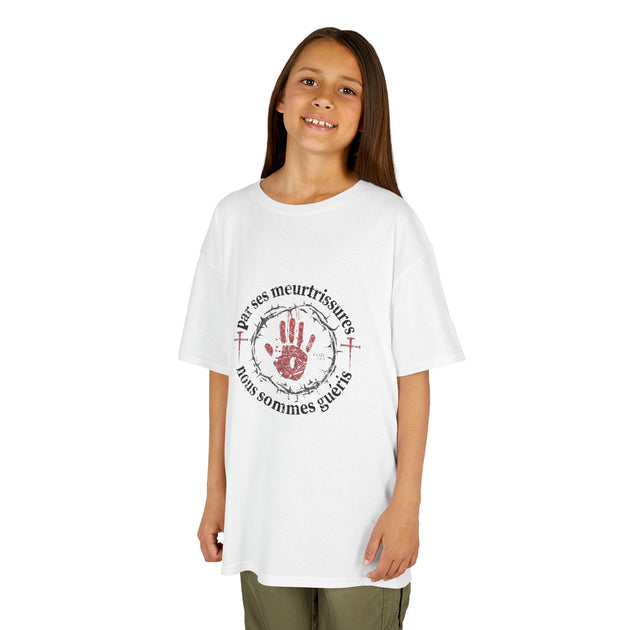 T-shirt enfant blanc avec motif chrétien circulaire et empreinte de main rouge.