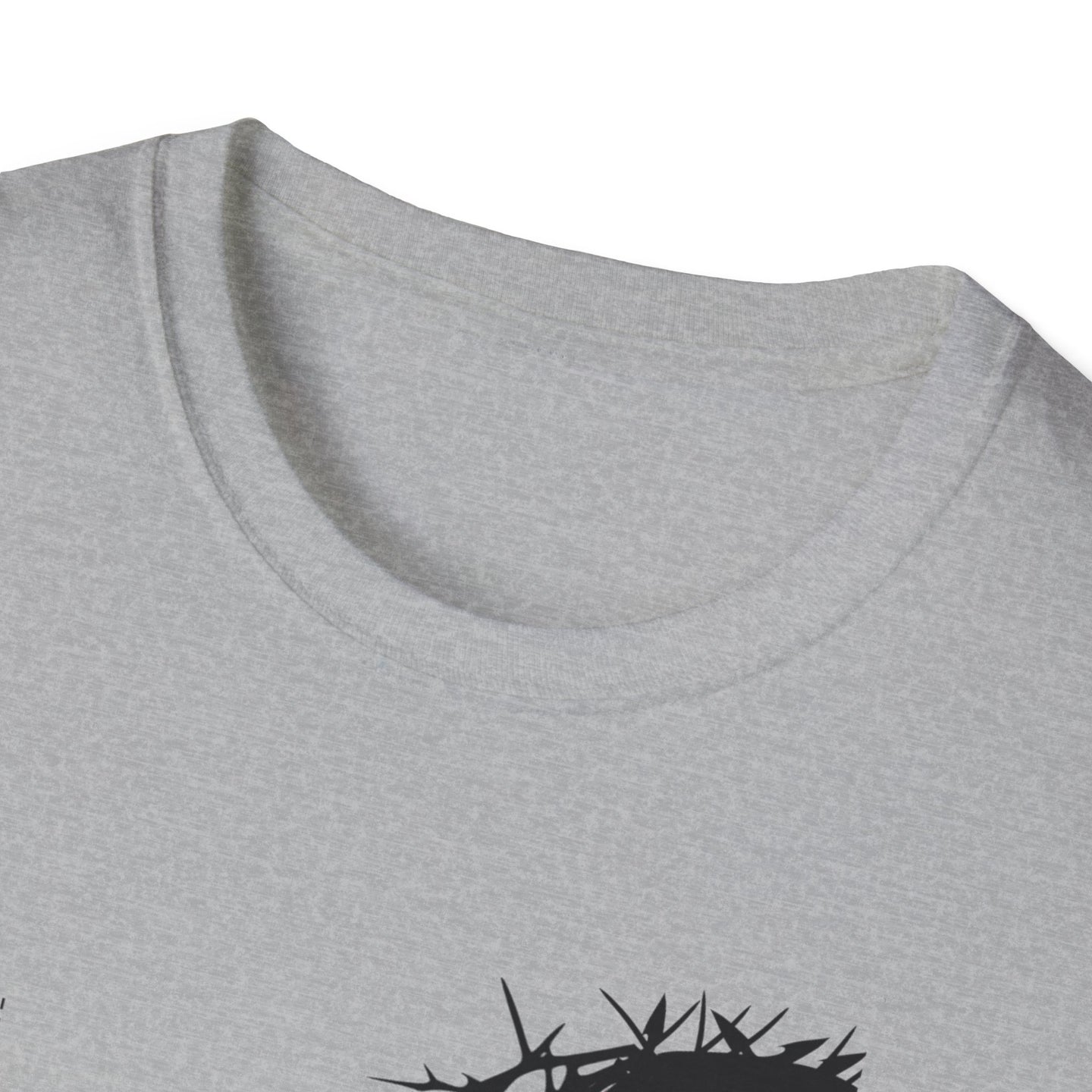 T-shirt gris pour femme avec un motif de couronne d'épines imprimé sous le col.