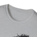 T-shirt gris pour femme avec un motif de couronne d'épines imprimé sous le col.