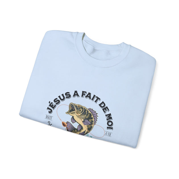 Sweatshirt bleu clair plié avec une illustration de poisson et le texte Jésus a fait de moi.