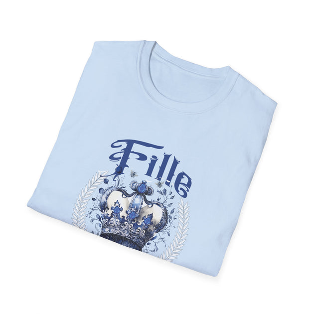 T-shirt bleu clair plié avec une couronne ornée et le mot Fille imprimé au centre.