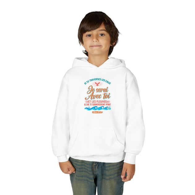 Un enfant porte un sweat à capuche blanc avec une inscription religieuse et des motifs de vagues.