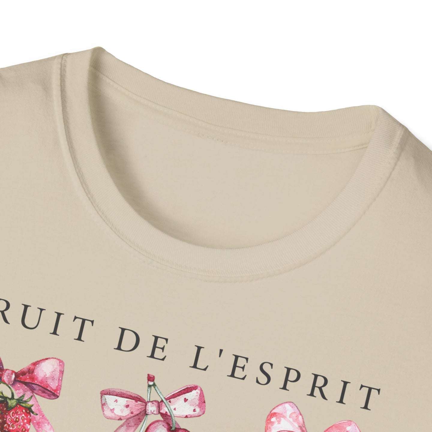 T-shirt beige pour femme orné d'un motif aquarelle de cerises avec des nœuds et l'inscription.