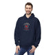 Un homme porte un sweat à capuche bleu marine avec un motif religieux centré sur la poitrine.