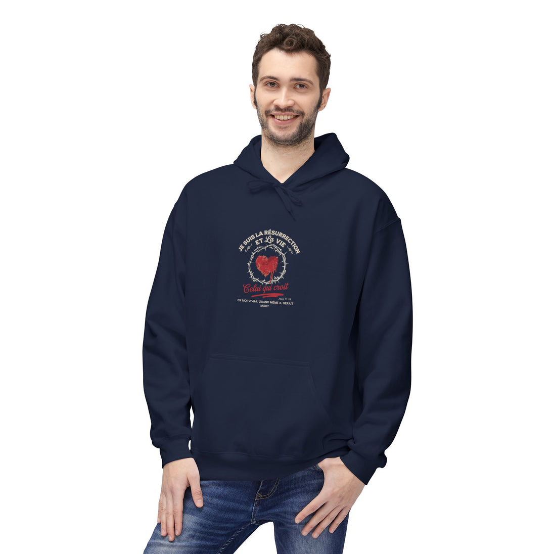 Un homme porte un sweat à capuche bleu marine avec un motif religieux centré sur la poitrine.