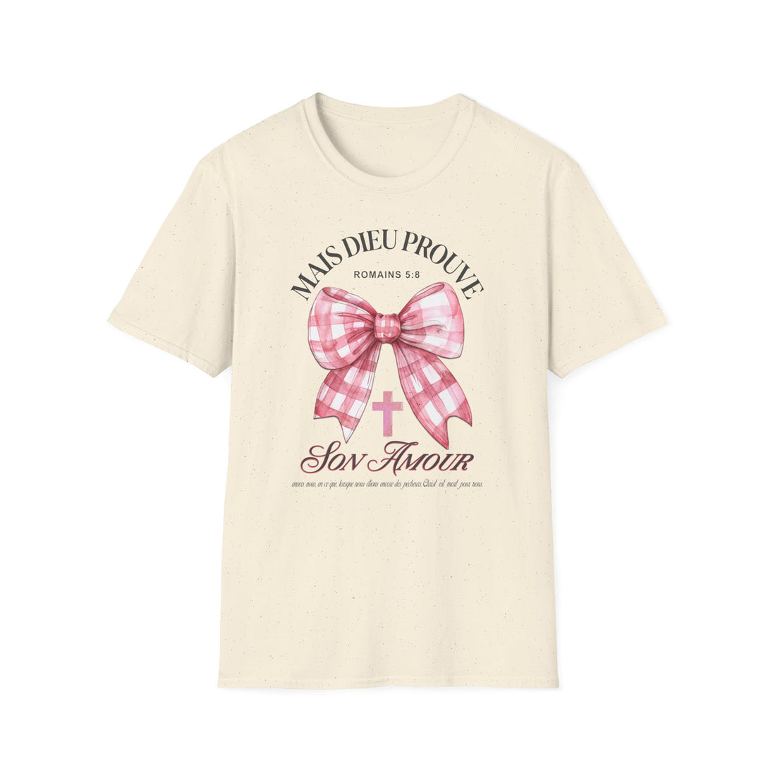 T-shirt beige pour femme orné d'un nœud vichy rose, d'une croix et du verset Romains 5:8.