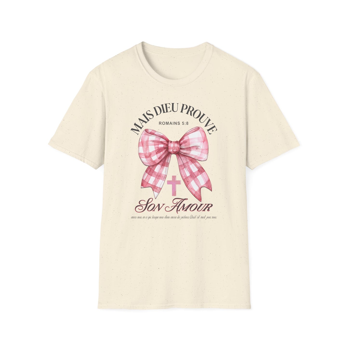 T-shirt beige pour femme orné d'un nœud vichy rose, d'une croix et du verset Romains 5:8.