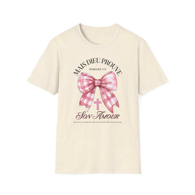 T-shirt beige pour femme orné d'un nœud vichy rose, d'une croix et du verset Romains 5:8.