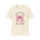 T-shirt beige pour femme orné d'un nœud vichy rose, d'une croix et du verset Romains 5:8.