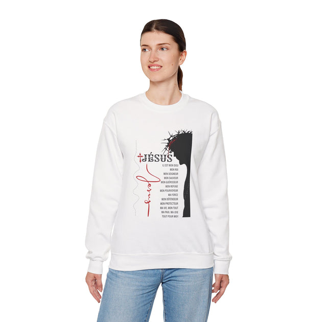 Une femme porte un sweat-shirt blanc avec une illustration du Christ et des inscriptions en français.
