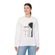 Une femme porte un sweat-shirt blanc avec une illustration du Christ et des inscriptions en français.
