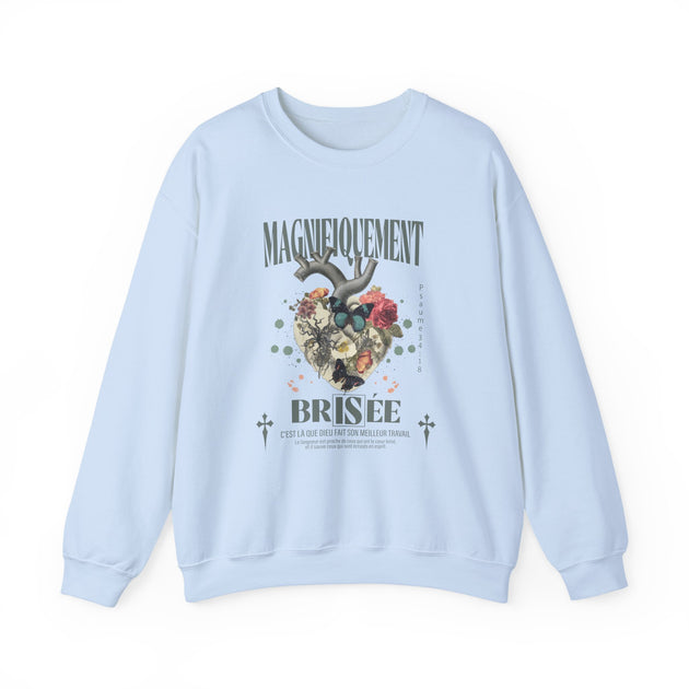 Sweat-shirt bleu clair avec un motif de cœur floral et le texte Magnifiquement Brisée.