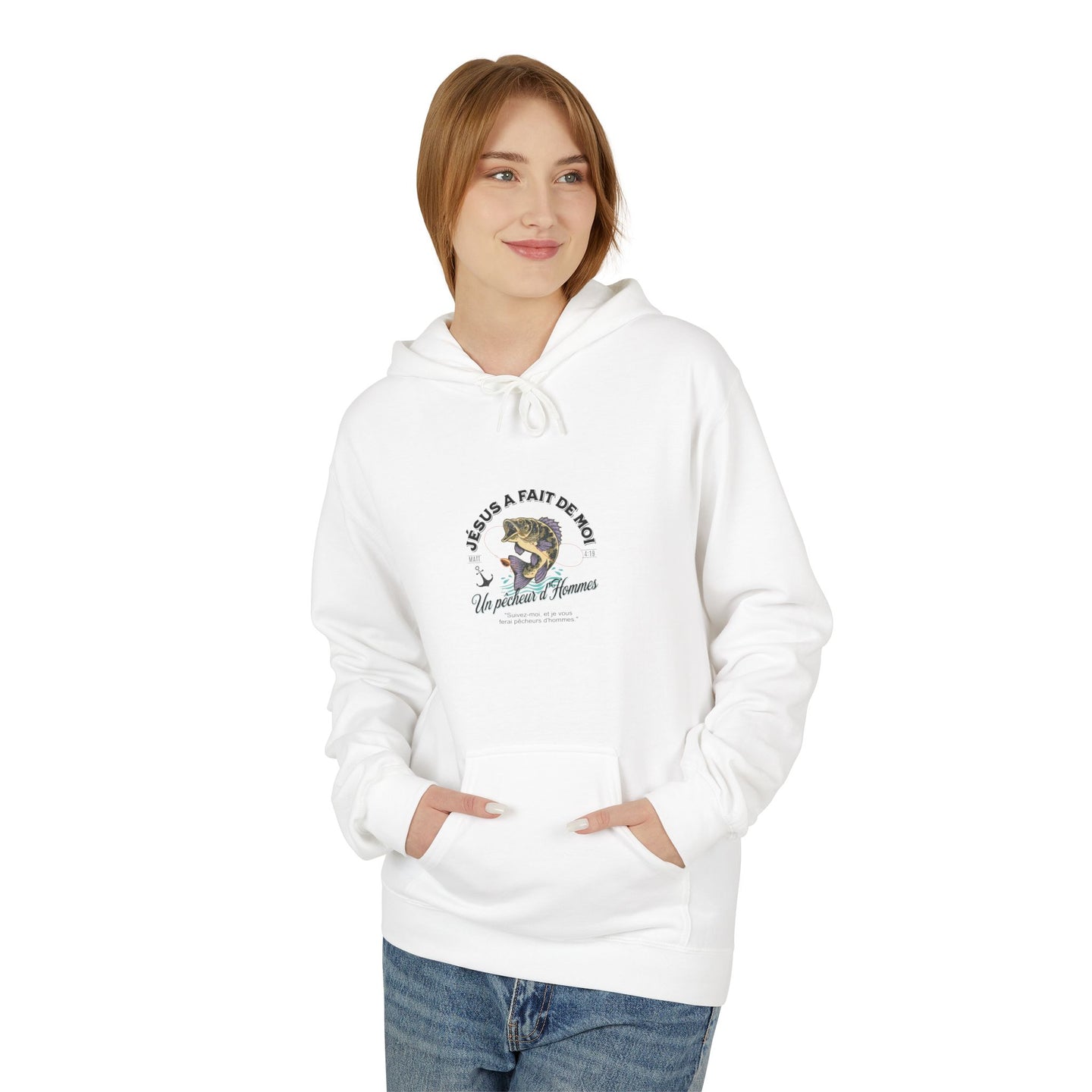 Une femme porte un sweat à capuche blanc avec une illustration de poisson et un texte religieux.
