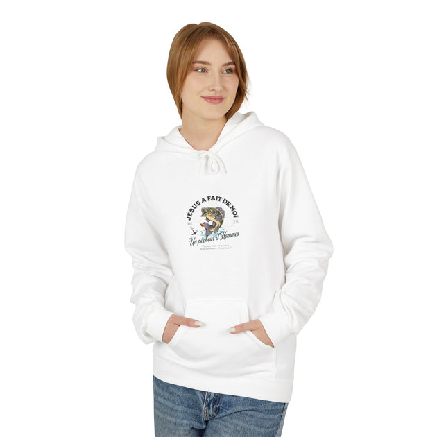 Une femme porte un sweat à capuche blanc avec une illustration de poisson et un texte religieux.